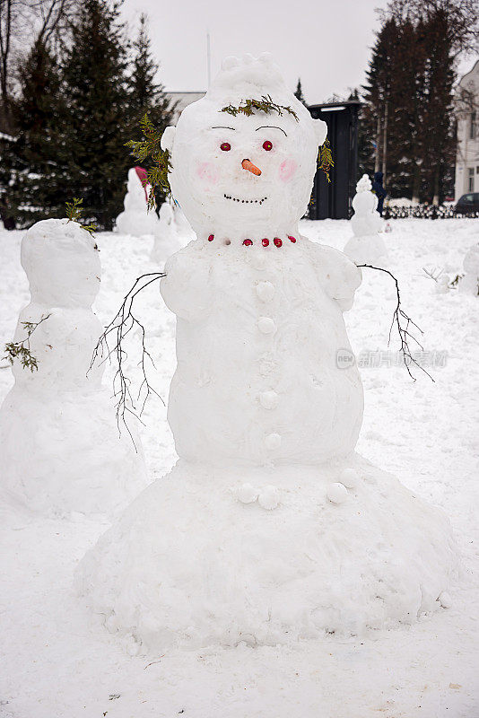在孩子们的冬季节日里堆雪人