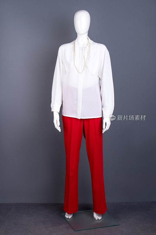 女用白衬衫和红裤子。