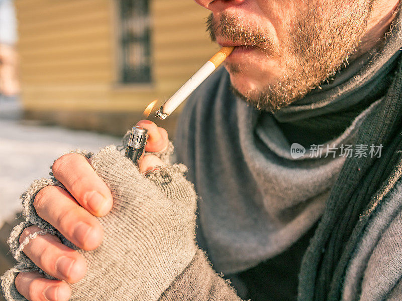 一个年轻男子吸烟的特写镜头
