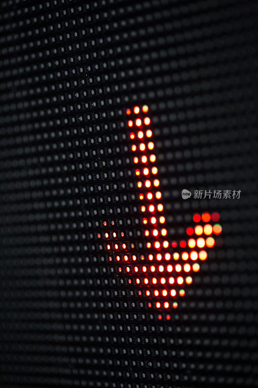 LED屏幕上向下的红色箭头设计元素
