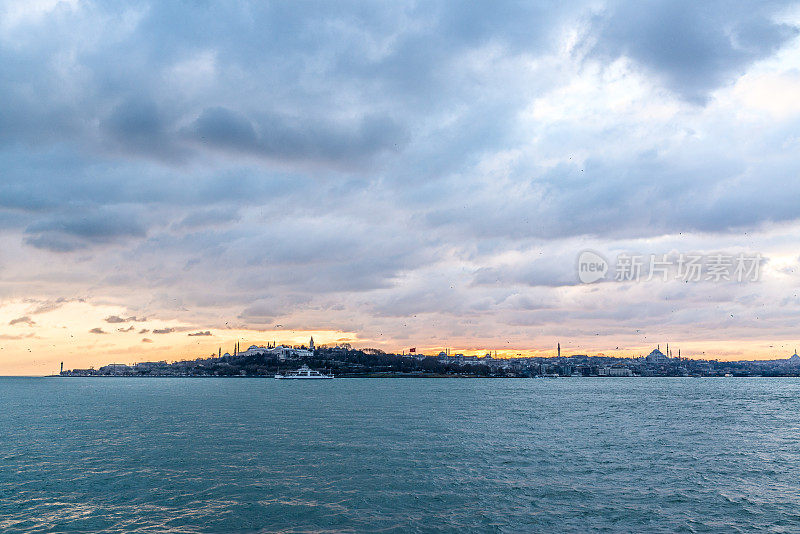 日落时分，土耳其伊斯坦布尔的博斯普鲁斯海峡