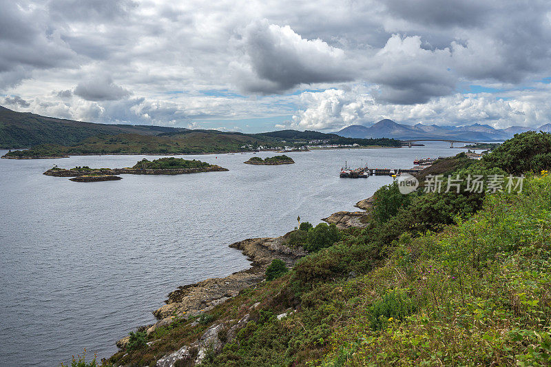 靠近洛查尔什凯尔的海景，有连接英国苏格兰斯凯岛的桥