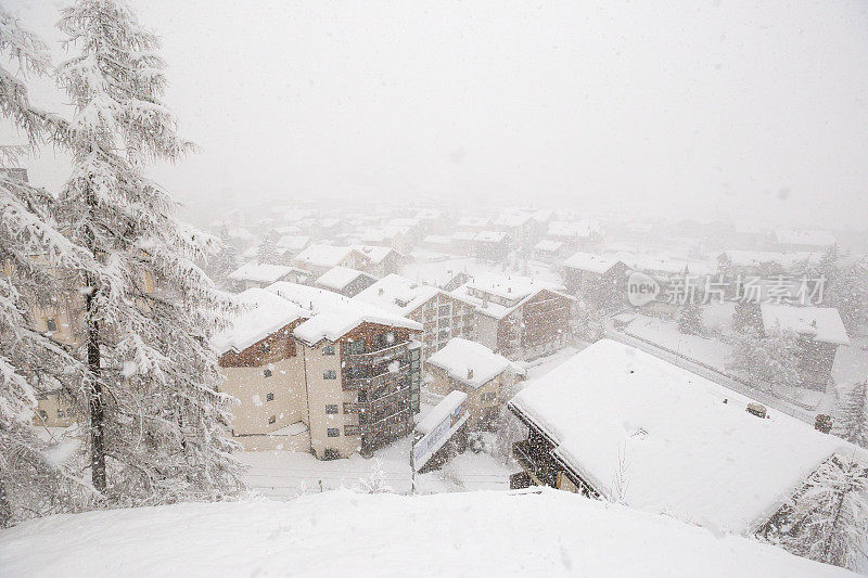 泽马特村在一场暴风雪中被大雪封住了