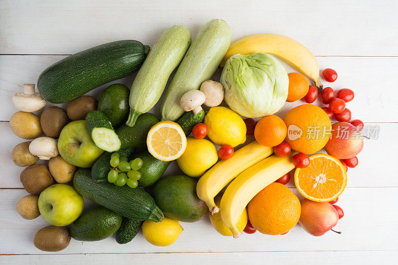 彩虹蔬菜和水果的木制背景