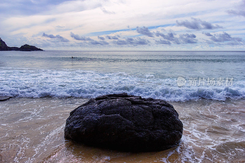 费尔南多・迪诺罗尼亚岛海滩上的一块大石头。