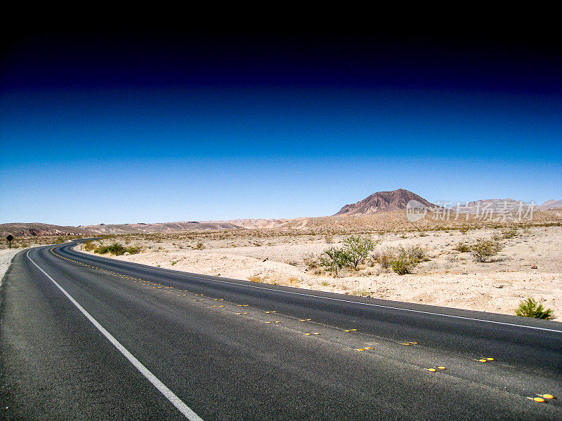 白天，锡安公园沙漠中间的空旷道路
