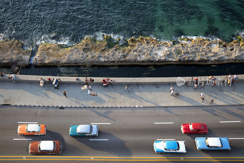 古巴哈瓦那，沿着马勒孔高速行驶的老式美国汽车鸟瞰图