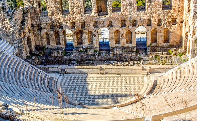 希腊雅典卫城废墟下的希罗迪翁・阿提库斯剧场。