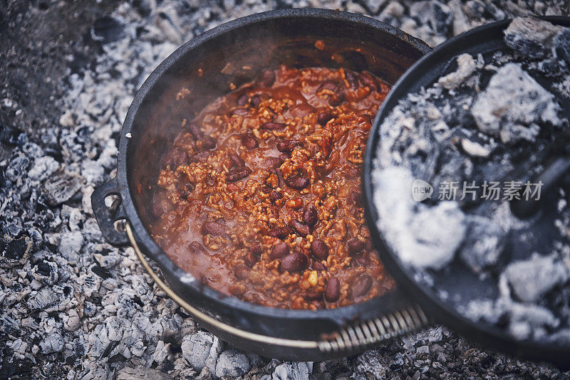 在荷兰烤炉上用原木火烹饪辣味牛肉