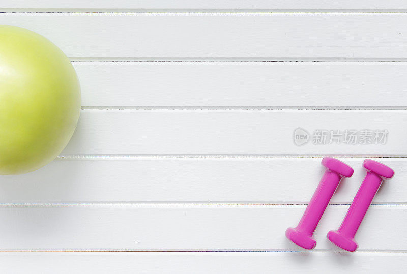 粉色哑铃和健身球