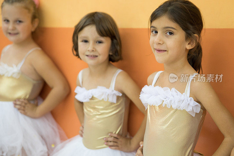 芭蕾舞课上可爱的年轻女孩