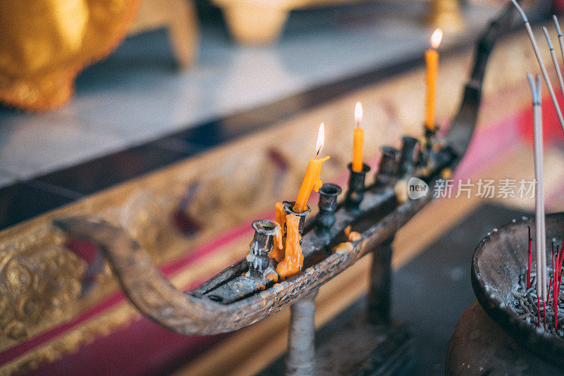 泰国颂卡，红卡寺的蜡烛和熏香
