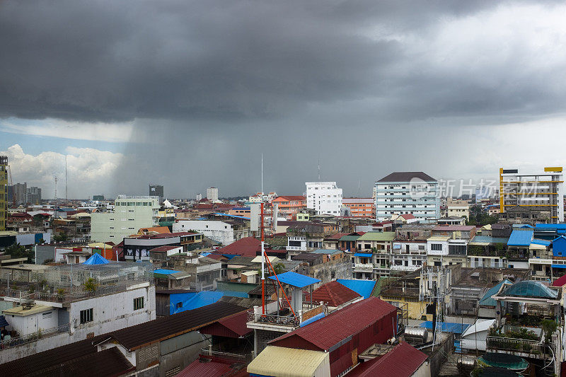 柬埔寨金边城市天际线下大雨