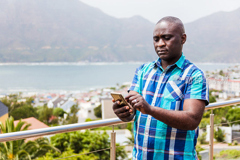 一个非洲人用他的智能手机发短信