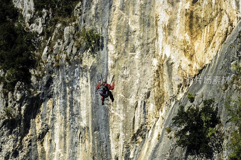 在朱利安阿尔卑斯山，Primorska地区在斯洛文尼亚，欧洲的年长男子灰色长胡子滑翔伞