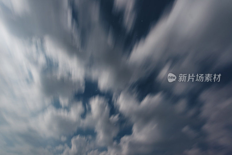 月光下的Cloudscape