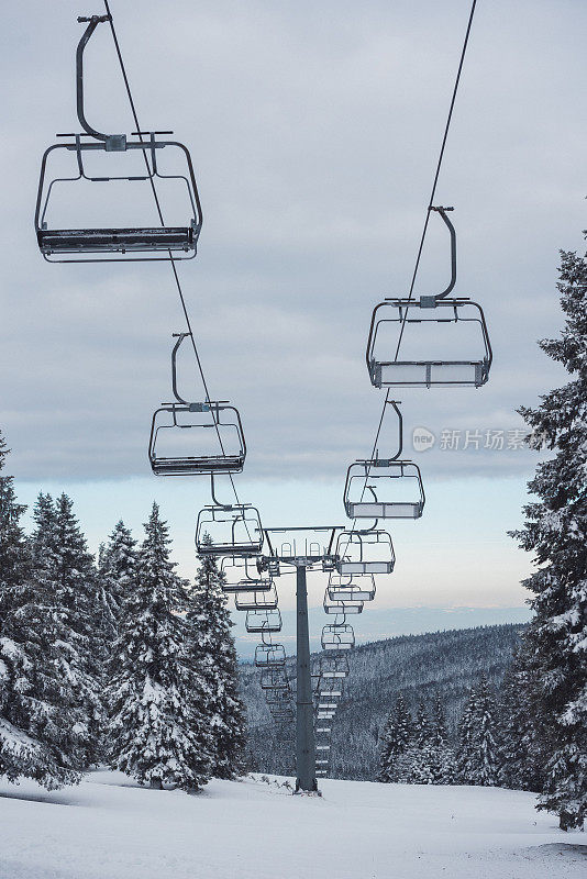 冬季群山全景滑雪坡道和座椅电梯