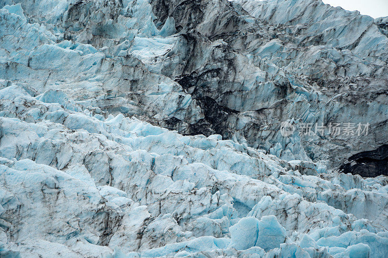 近距离观看在阿拉斯加的基奈峡湾国家公园的蓝绿色霍尔盖特冰川