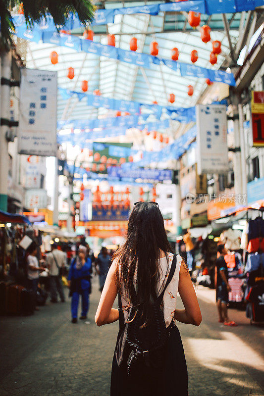 年轻的女旅行者在吉隆坡唐人街区