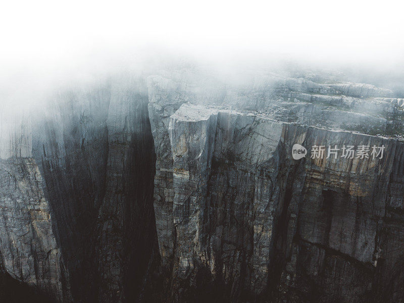挪威大雾弥漫的布道石悬崖和吕瑟峡湾的鸟瞰图
