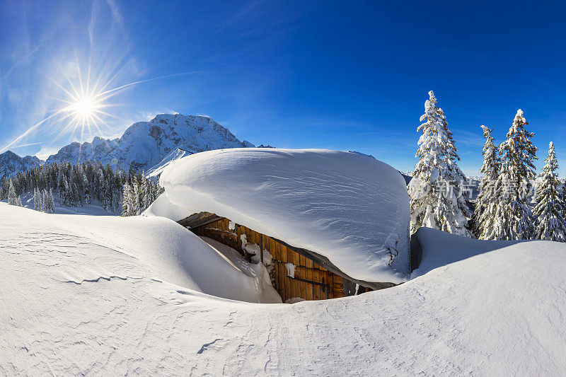 冬季仙境在阿尔卑斯与白雪覆盖的山间小屋-阿尔卑斯