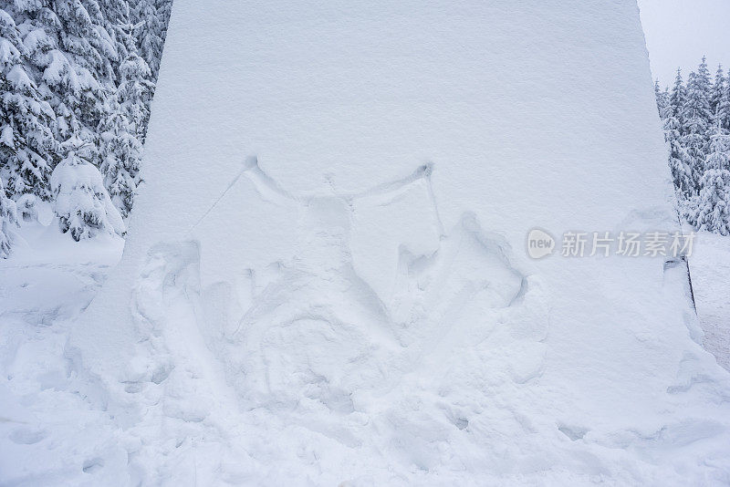 雪地上的人体印记