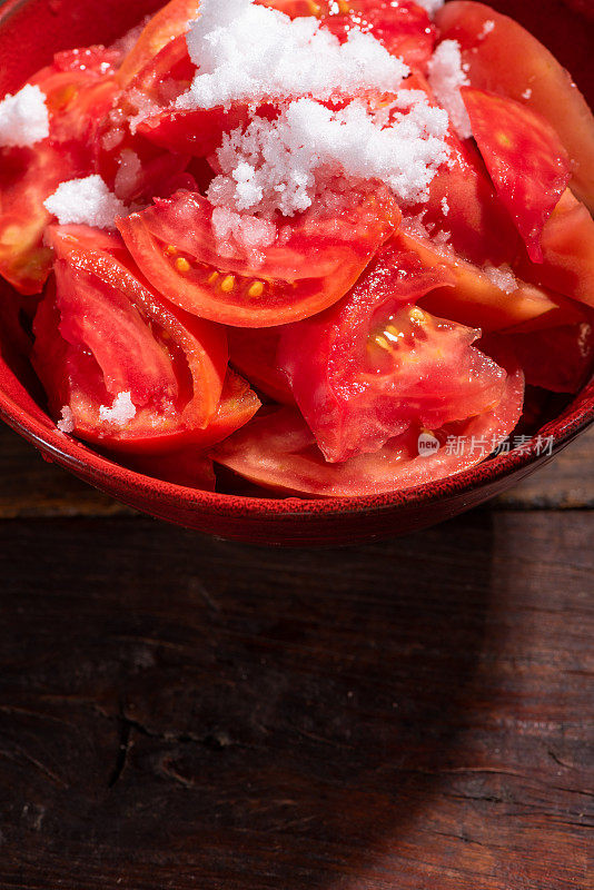 红碗里的白糖沙拉番茄