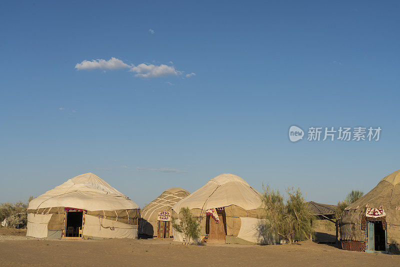 克孜勒库姆沙漠中的蒙古包