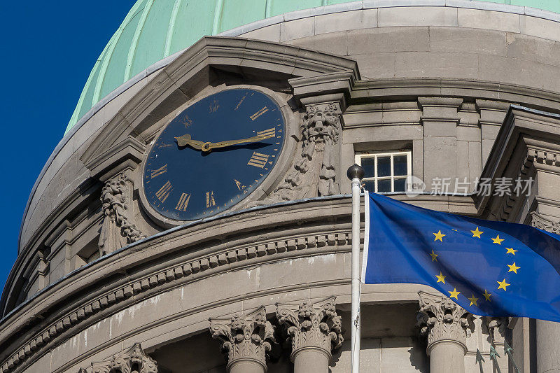 新古典主义建筑外飘扬的欧盟旗帜