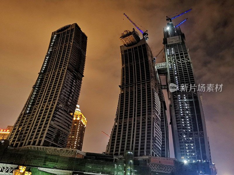 中国重庆朝天门塔的夜景