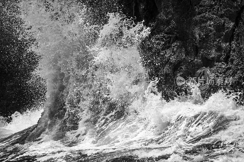 海浪冲击着夏威夷的火山岩