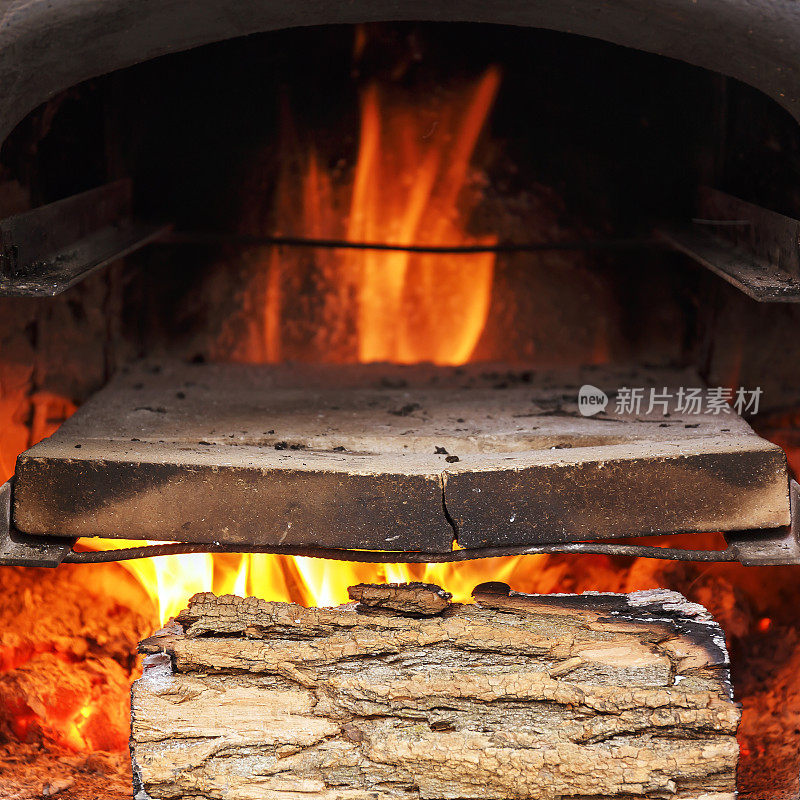 空土石烤炉烧烤烧烤与黑色背景的火焰烧烤
