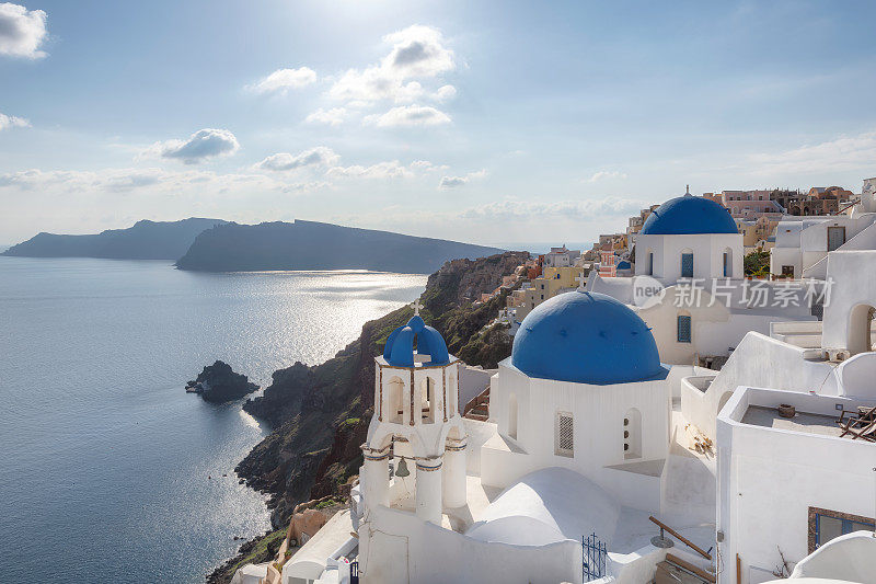 希腊日落时白色和蓝色的圣托里尼岛