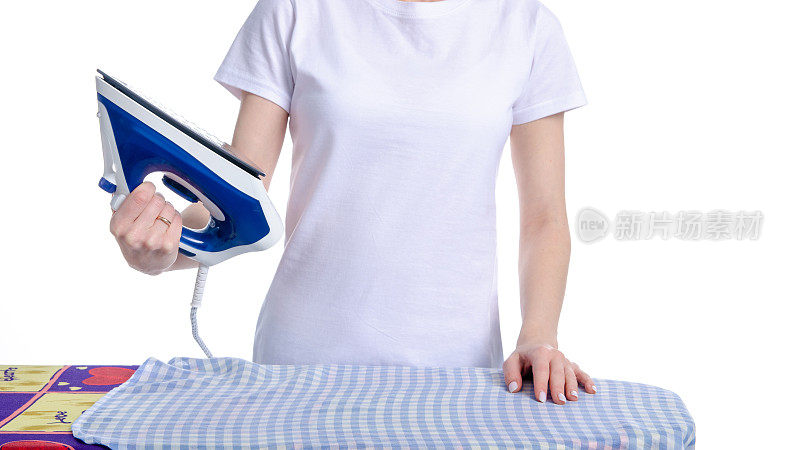 在熨衣板上熨烫洗好的蓝色衬衫的女人