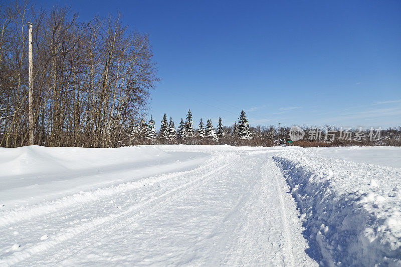 空雪覆盖的乡村路