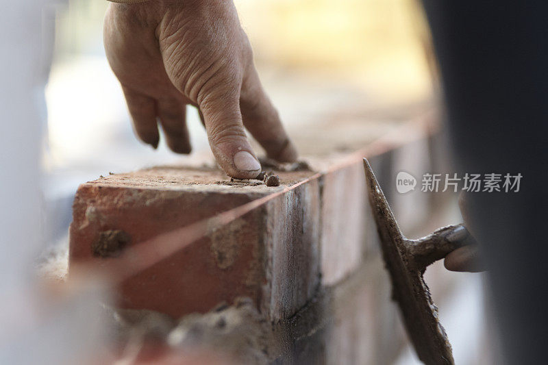 砖匠用再生砖建造新的扩建部分