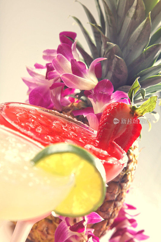 热带草莓和菠萝朗姆酒玛格丽塔与雷和菠萝库存照片