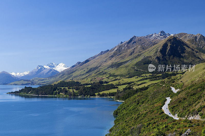 沿着瓦卡蒂普湖的风景