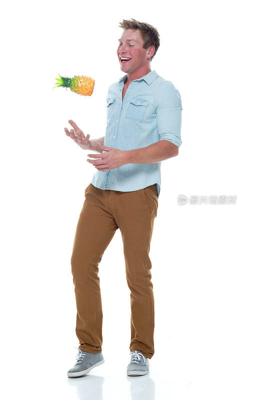 有魅力的男性拿着一个菠萝
