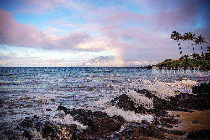 日出和彩虹在波罗海滩，在Wailea，毛伊岛，夏威夷