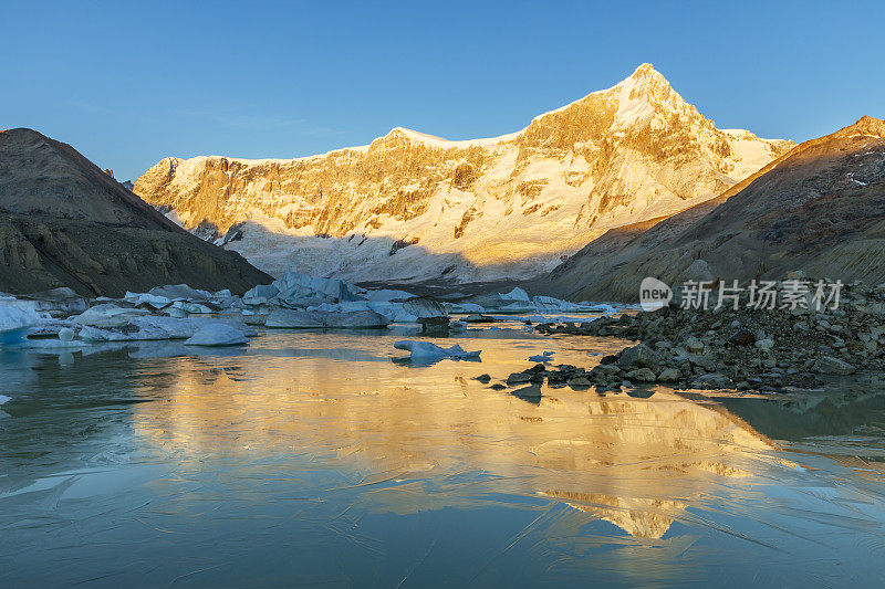 黎明时分，圣洛伦佐山东脸倒映在冰湖上