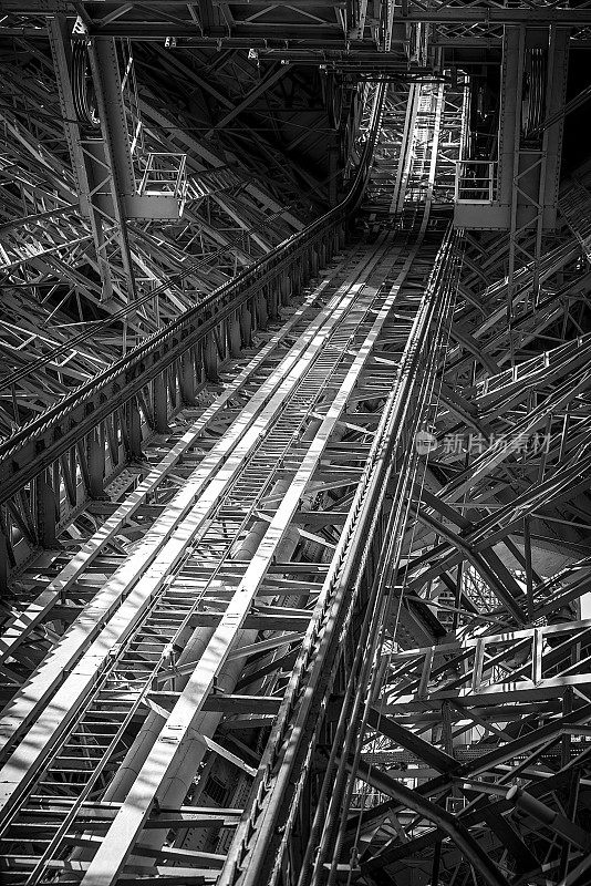 法国巴黎埃菲尔铁塔电梯的细节