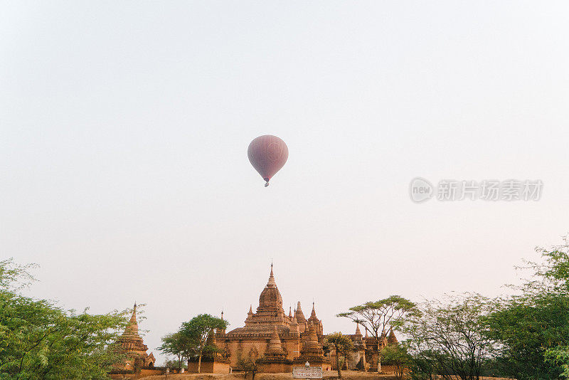 蒲干遗址上空热气球的风景