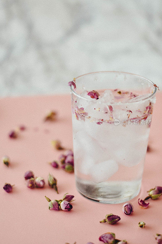 玫瑰水喝凉的粉红色和大理石背景
