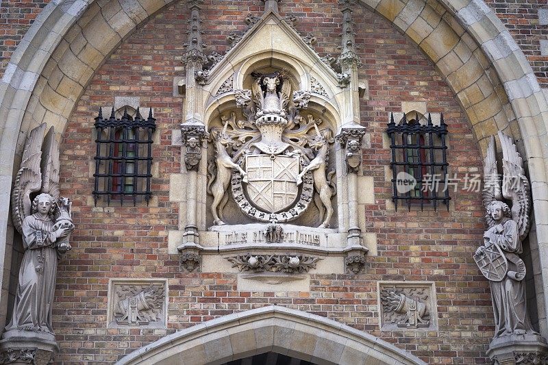 古老的立面上有盾形纹章的细节在中世纪古城-比利时布鲁日
