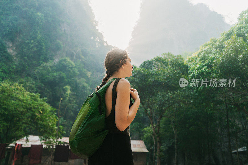 缅甸丛林中的一名妇女在寺庙附近行走