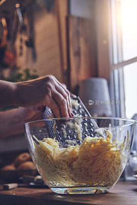 在家庭厨房里准备土豆煎饼