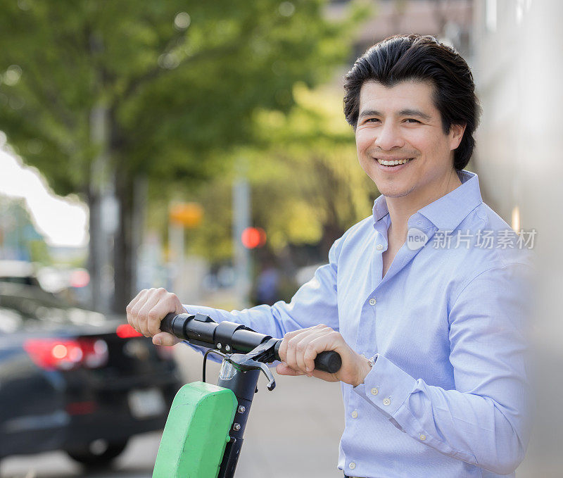 英俊的西班牙商人骑着共享摩托车在繁忙的城市工作