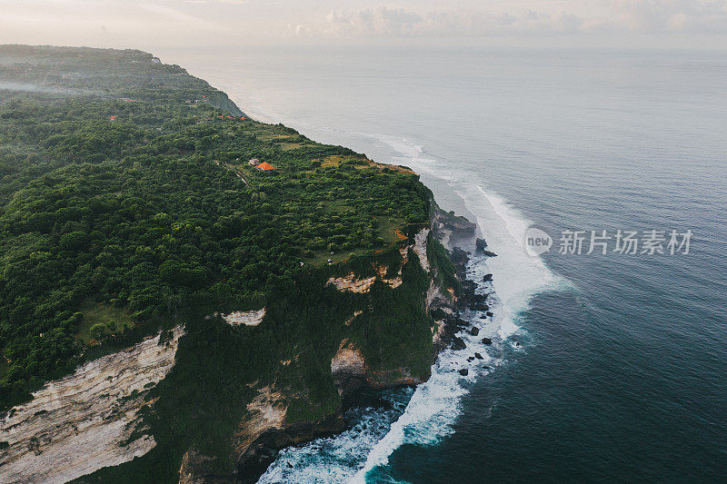 巴厘岛乌鲁瓦图海边的风景鸟瞰图