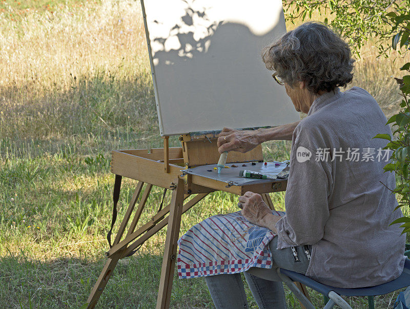 准备在空气中作画的女人